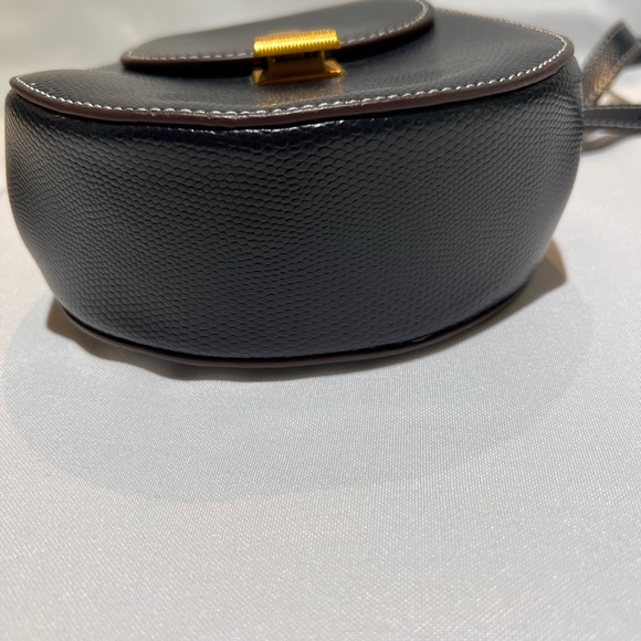 Small navy bucket belt purse with adjustable strap Gold clasp closure - Picture 3 of 4